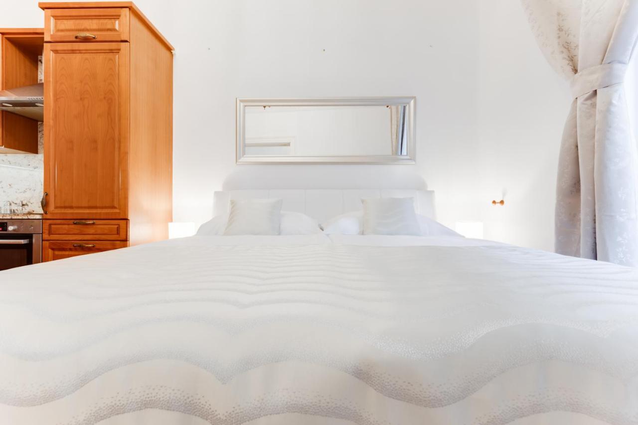 Wenceslas Square Royal Apartment Прага Экстерьер фото